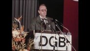 Oskar Vetter an einem DGB-Rednerpult  
