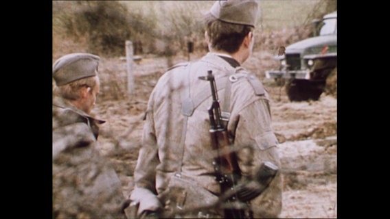 Zwei DDR-Grenzsoldaten  