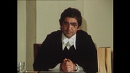 Nachgestelle Szene: Richter im Gerichtssaal  