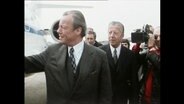 Willy Brandt vor einem Flugzeug  