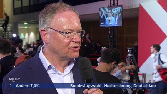 Niedersachsens Ministerpräsident Stephan Weil beim Interview.  