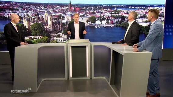 Thilo Tautz im Gespräch mit Christian Pegel (SPD), Wolfgang Waldmüller (CDU) und Nikolaus Kramer (AfD).  