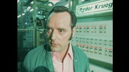 Ein Arbeitnehmer spricht in ein Mikrofon  