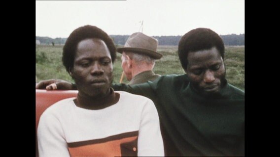Zwei Studenten aus Nigeria in der Lünerburger Heide 1973  