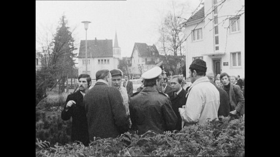 Polizeiliche Ermittlungen vor einem Wohnhaus in Köln 1972  