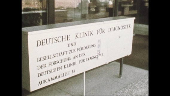 Schild der "Deutschen Klinik für Diagnostik" 1972  