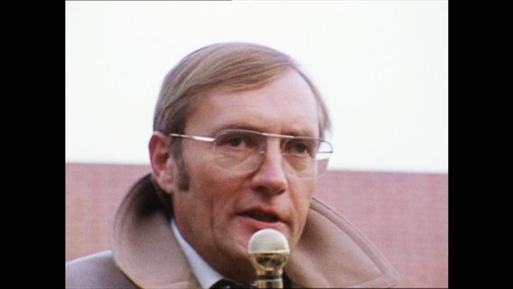 Rudolf Augstein spricht in ein Mikrofon  