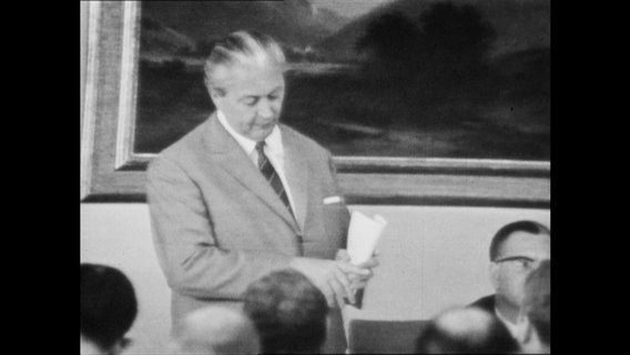 Kurt-Georg Kiesinger hält eine Rede  