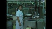 Eine Arbeitnehmerin vor einer Maschine  