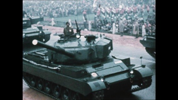 Panzer auf einer Militärparade in Indien  