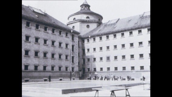 Schwarz-Weiß-Aufnahme eines Gefängnisses  