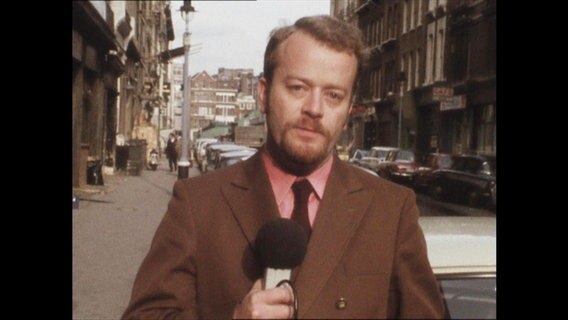 Ein Korrespondent spricht in ein Mikrofon (Archivbild)  