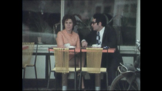 Beate Klarsfeld sitzt in einem Café  