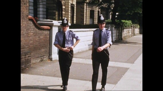 Zwei britische Polizisten (Archivbild)  