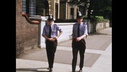 Zwei britische Polizisten (Archivbild)  