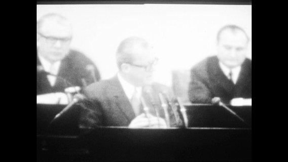 Willy Brandt trägt Regierungserklärung vor  