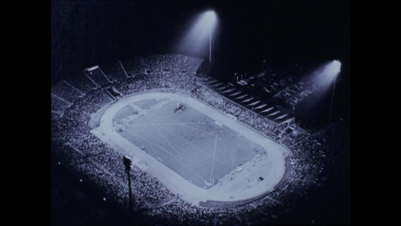 Schwarz-Weiß-Aufnahme eines Fußballstadions  