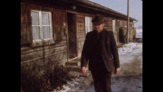 Der Landwirt hans Bittenbinder vor seinem Haus  