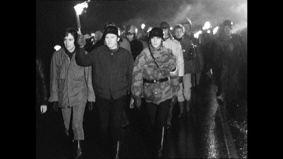 Rechtsradikale bei einem Fackelmarsch (Archivbild)  