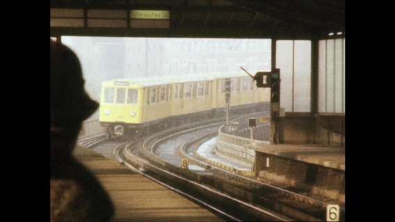 Eine S-Bahn fährt in einem Bahnhof ein (Archivbild)  