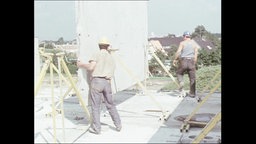 Zwei Bauarbeiter auf einer Baustelle (Archivbild)  