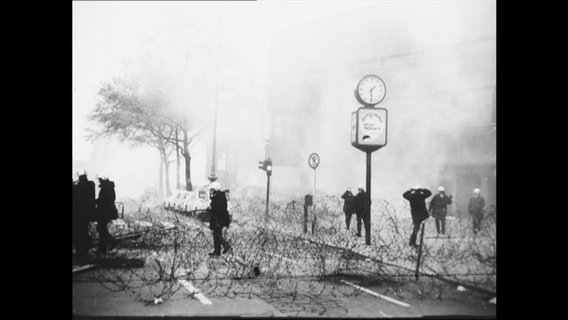 Polizisten auf einer verwüsteten Straße (Archivbild)  