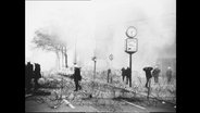 Polizisten auf einer verwüsteten Straße (Archivbild)  