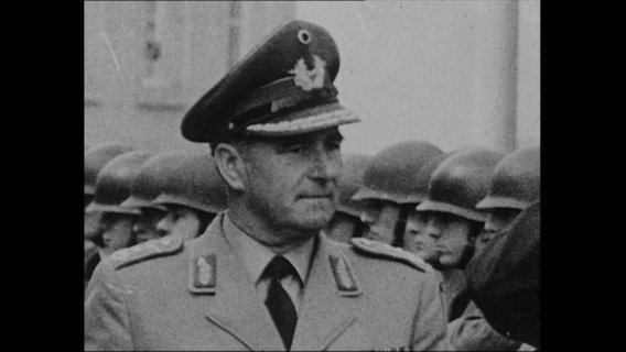 Generalleutnant Schnez im Porträt  