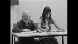 Zwei Schüler an einem Tisch (Archivbild)  