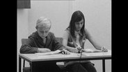 Zwei Schüler an einem Tisch (Archivbild)  