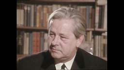 Herbert Czaja vor einem Bücherregal  