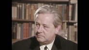 Herbert Czaja vor einem Bücherregal  