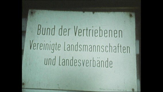 Schild mit der Aufschrift "Bund der Vertriebenen"  