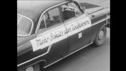 Aufschrift "Mehr Schutz den Taxifahrern" auf einem Auto (Archivbild)  
