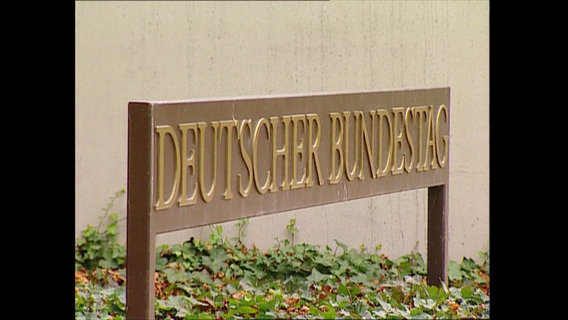 Ein Schild mit "Deutscher Bundestag"  