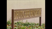 Ein Schild mit "Deutscher Bundestag"  