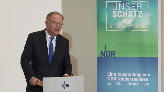 Niedersachsens Ministerpräsident Stephan Weil (SPD) bei einer Rede zur Ausstellungseröffnung "Unser Schatz für Niedersachsen" am 08.10.2021.  