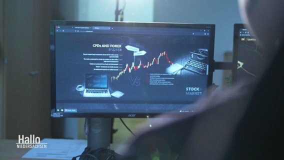 Ein Bildschirm, auf dem eine Internetseite mit Finanzprodukten geöffnet ist.  
