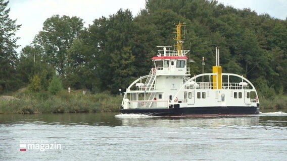 Eine Hybridfähre im Wasser.  