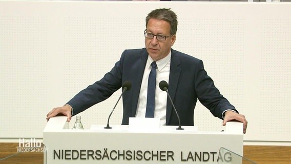 Der Politiker Stefan Birkner an einem Rednerpult.  