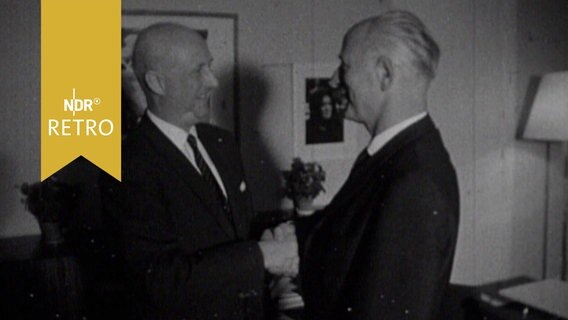 Bürgermeister Paul Nevermann schüttelt Herhard Moltmann, dem deutschen Botschafter in Kabul, die Hand (1963)  