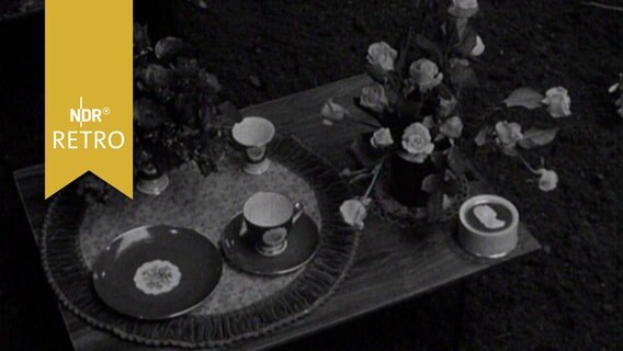 Blumengedeck auf einem Frühstückstablett in einer Blumenschau 1963  