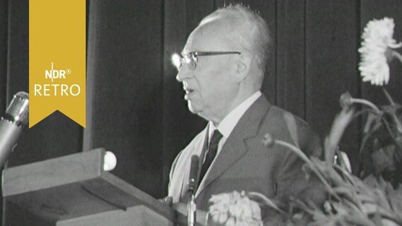 Erich Ollenhauer bei einer Rede zum 100-Jährigen Jubiläum der SPD 1963  