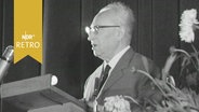 Erich Ollenhauer bei einer Rede zum 100-Jährigen Jubiläum der SPD 1963  