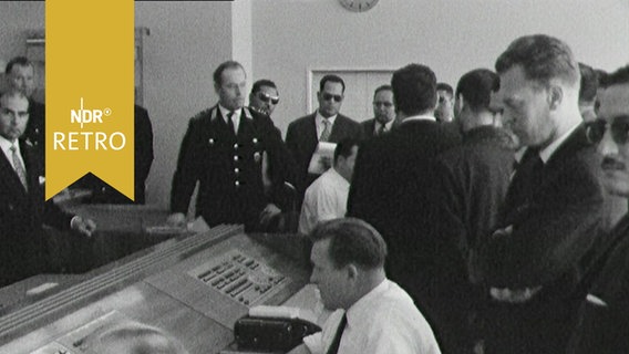 Ägyptische Polizisten bei einem Besuch im Polizeipräsidium Hamburg 1963  