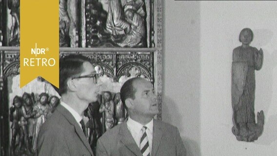 Zwei Besucher im Gespräch über eine Statue auf Schloss Gottorf (1963)  