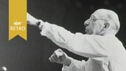Der Choreograf George Balanchine dirigiert seine Tänzer (1963)  