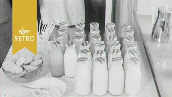 Milchflaschen auf einem Tisch an einem Tagungsbuffet 1963  