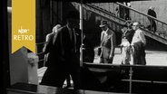 Mehrere Männer betreten eine Barkasse im Hamburger Hafen (1964)  