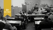 Abgeordnete bei einer Sitzung im niedersächsischen Landtag heben die Hand zur Abstimmung (1964)  